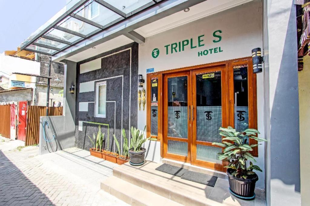 Oyo 91686 Triple S Hotel Malioboro Yogyakarta Exterior foto